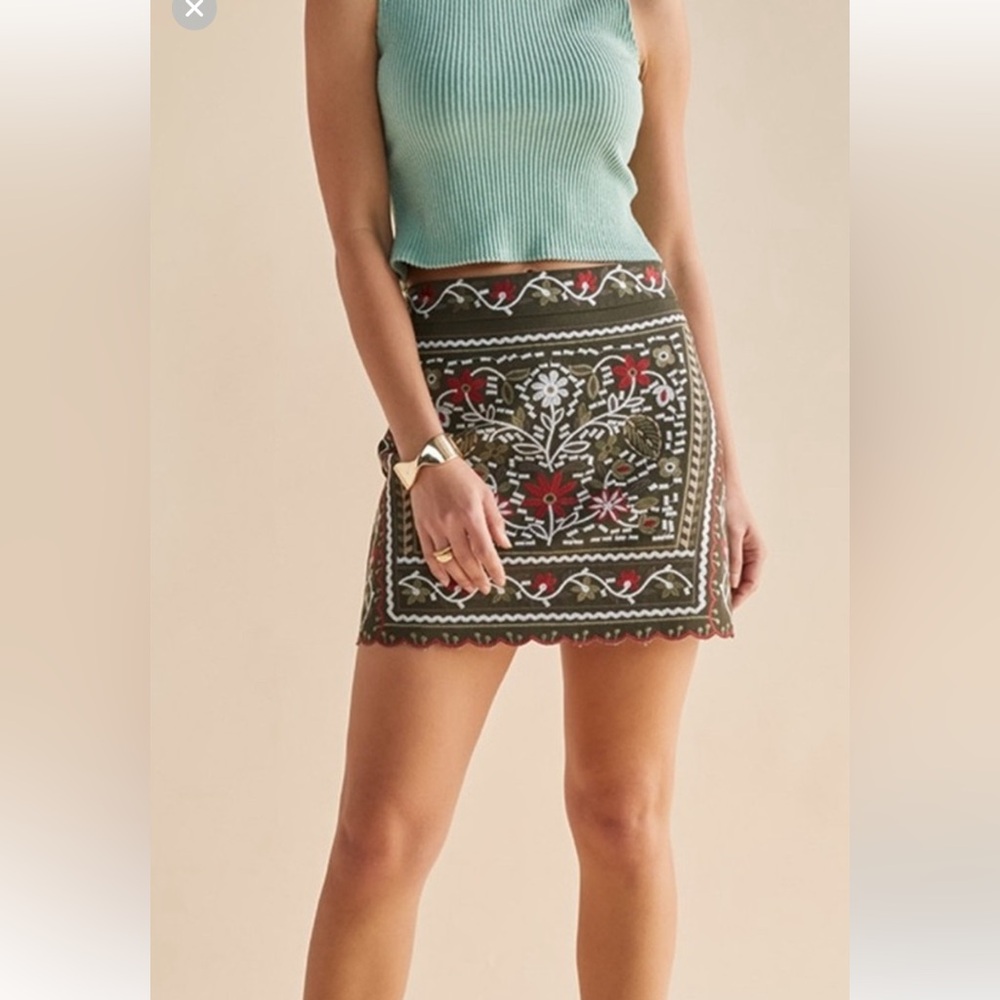 Francesca Collections “Mi Ami” Embroidered Scallop Hem Mini Skirt Size X…